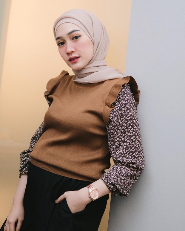 Kemeja dan vest/instagram.com/sin.sr/ Kemeja dan vest