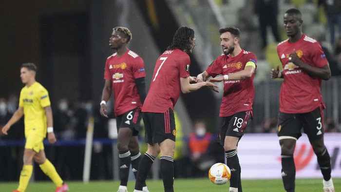 Manchester Uniteds Edinson Cavani, third from left, celebrates with his teammates after scoring his sides opening goal during the Europa League final soccer match between Manchester United and Villarreal in Gdansk, Poland, Wednesday, May 26, 2021. (AP Photo/Michael Sohn, Pool)