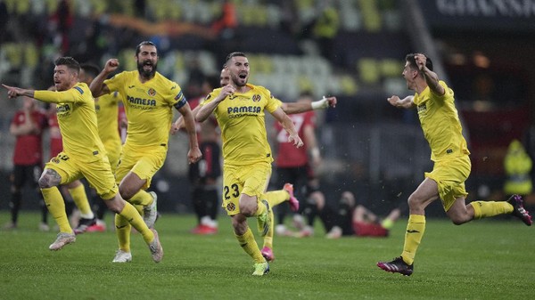 Villareals players celebrate after winning the Europa League final soccer match between Manchester United and Villarreal in Gdansk, Poland, Wednesday, May 26, 2021. (AP Photo/Michael Sohn, Pool)