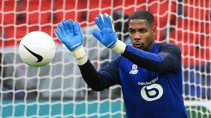 Lilles French goalkeeper Mike Maignan warms up prior to the  French Cup round of 16 football match between Paris Saint-Germain (PSG) and Lille (LOSC) at the Parc des Princes stadium in Paris, on March 17, 2021. (Photo by FRANCK FIFE / AFP)