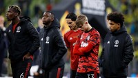 Para pemain MU harus tertunduk lesu, menantikan pengalungan medali runner-up. (Foto: Getty Images/Kacper Pempel - Pool)