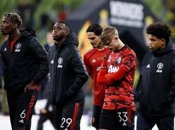 Para pemain MU harus tertunduk lesu, menantikan pengalungan medali runner-up. (Foto: Getty Images/Kacper Pempel - Pool)