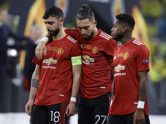 GDANSK, POLAND - MAY 26: (L-R) Bruno Fernandes, Alex Telles and Fred of Manchester United look dejected following the UEFA Europa League Final between Villarreal CF and Manchester United at Gdansk Arena on May 26, 2021 in Gdansk, Poland. (Photo by Kacper Pempel - Pool/Getty Images)