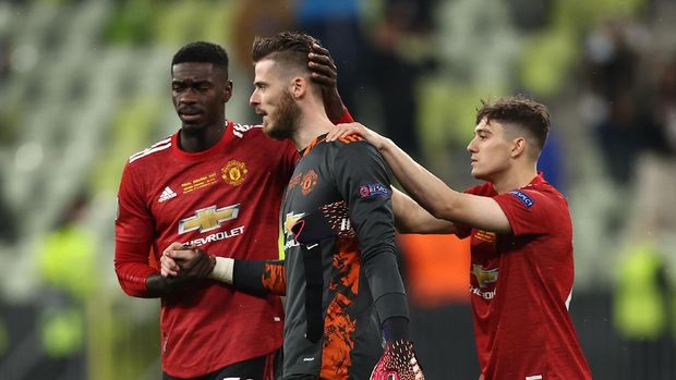 GDANSK, POLAND - MAY 26: David De Gea of Manchester United is consoled by teammates Axel Tuanzebe and Daniel James following their team's defeat in the penalty shoot out during the UEFA Europa League Final between Villarreal CF and Manchester United at Gdansk Arena on May 26, 2021 in Gdansk, Poland. (Photo by Maja Hitij/Getty Images)