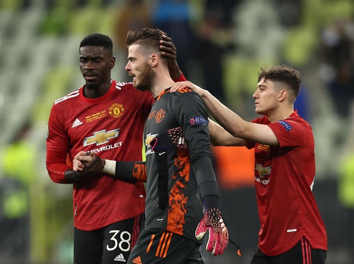 GDANSK, POLAND - MAY 26: David De Gea of Manchester United is consoled by teammates Axel Tuanzebe and Daniel James following their team's defeat in the penalty shoot out during the UEFA Europa League Final between Villarreal CF and Manchester United at Gdansk Arena on May 26, 2021 in Gdansk, Poland. (Photo by Maja Hitij/Getty Images)