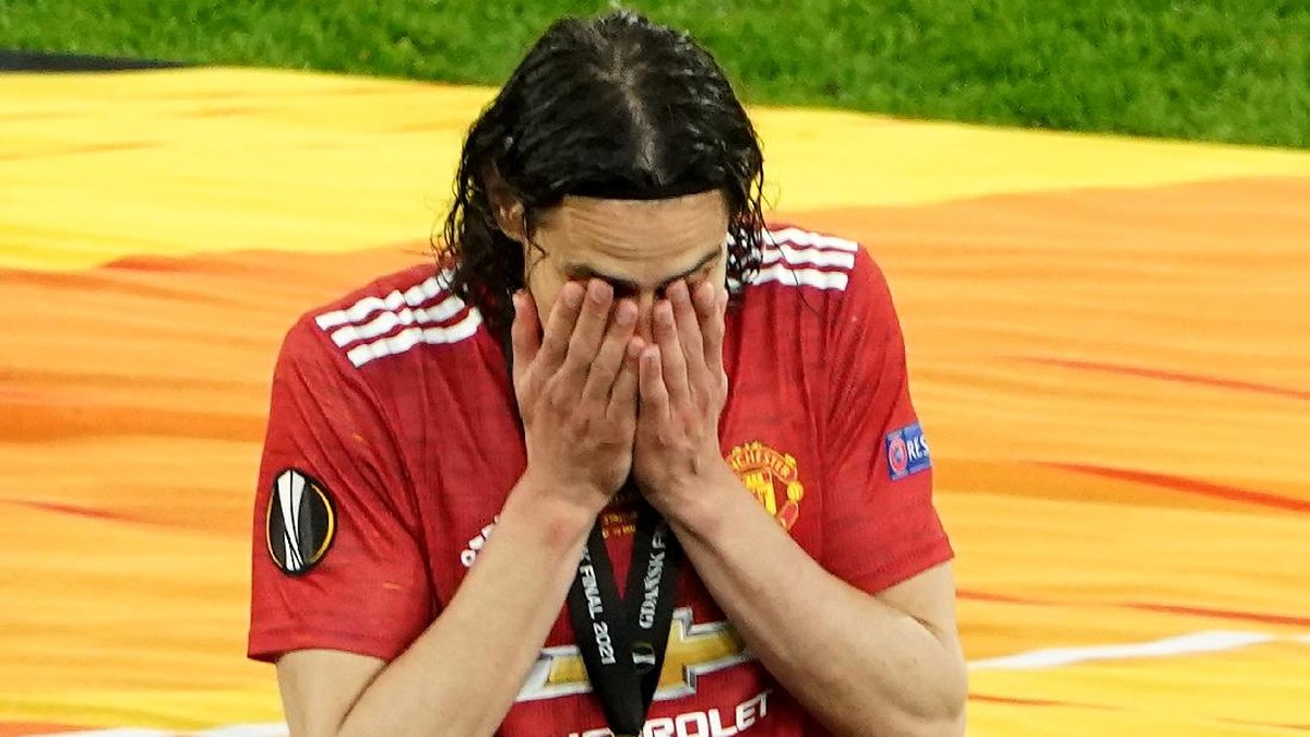 Edinson Cavani menangisi kegagalan Manchester United di Liga Europa. (Foto: Getty Images/Aleksandra Szmigiel - Pool)