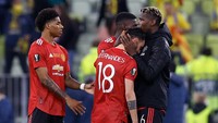 Paul Pogba memeluk Bruno Fernandes yang menangisi kekalahan ini. (Foto: Getty Images/Kacper Pempel - Pool)