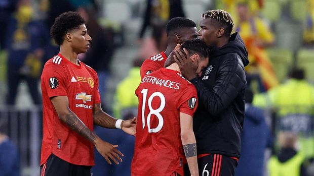 GDANSK, POLAND - MAY 26: Bruno Fernandes of Manchester United is consoled by Paul Pogba following the UEFA Europa League Final between Villarreal CF and Manchester United at Gdansk Arena on May 26, 2021 in Gdansk, Poland. (Photo by Kacper Pempel - Pool/Getty Images)
