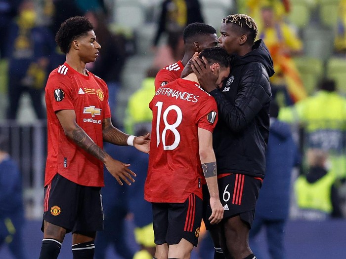 GDANSK, POLAND - MAY 26: Bruno Fernandes of Manchester United is consoled by Paul Pogba following the UEFA Europa League Final between Villarreal CF and Manchester United at Gdansk Arena on May 26, 2021 in Gdansk, Poland. (Photo by Kacper Pempel - Pool/Getty Images)