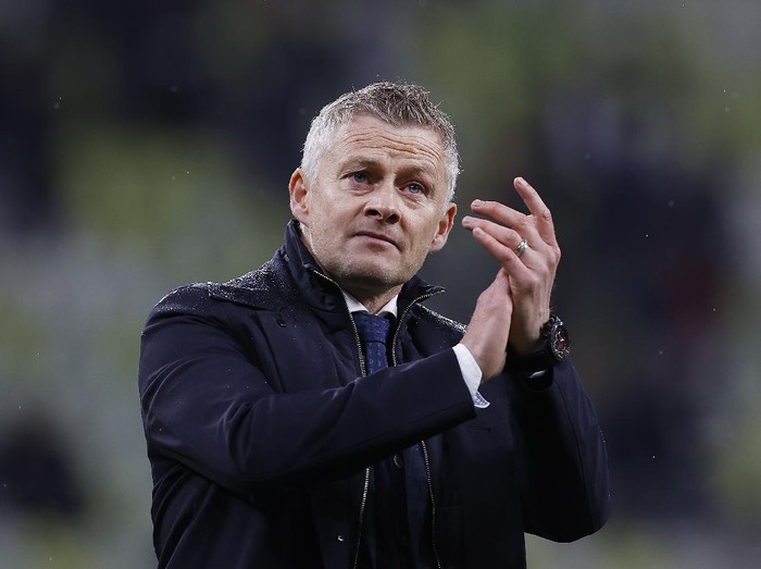 GDANSK, POLAND - MAY 26: Ole Gunnar Solskjaer, Manager of Manchester United looks dejected as he acknowledges the fans following the UEFA Europa League Final between Villarreal CF and Manchester United at Gdansk Arena on May 26, 2021 in Gdansk, Poland. (Photo by Kacper Pempel - Pool/Getty Images)