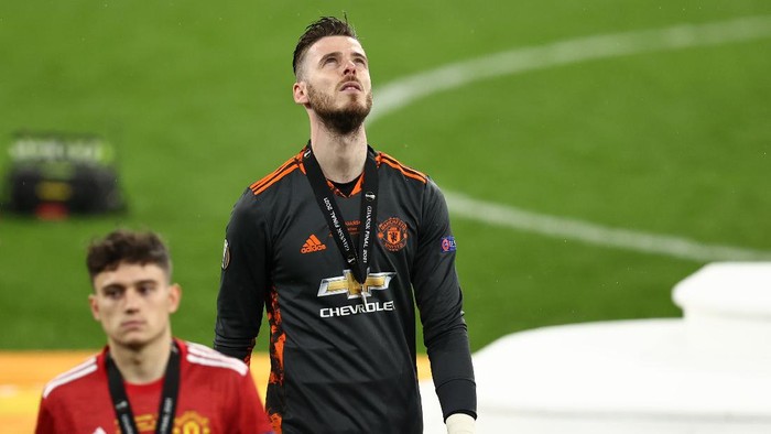 GDANSK, POLAND - MAY 26: David de Gea of Manchester United  cuts a dejected figure following the UEFA Europa League Final between Villarreal CF and Manchester United at Gdansk Arena on May 26, 2021 in Gdansk, Poland. (Photo by Maja Hitij/Getty Images)