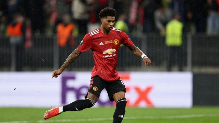GDANSK, POLAND - MAY 26: Marcus Rashford of Manchester United scores their teams fourth penalty in the penalty shoot out during the UEFA Europa League Final between Villarreal CF and Manchester United at Gdansk Arena on May 26, 2021 in Gdansk, Poland. (Photo by Maja Hitij/Getty Images)