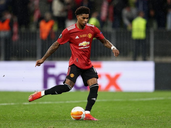 GDANSK, POLAND - MAY 26: Marcus Rashford of Manchester United scores their teams fourth penalty in the penalty shoot out during the UEFA Europa League Final between Villarreal CF and Manchester United at Gdansk Arena on May 26, 2021 in Gdansk, Poland. (Photo by Maja Hitij/Getty Images)