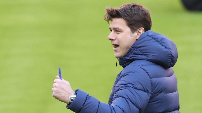 MUNICH, GERMANY - APRIL 06: Mauricio Pochettino, head coach of Paris reacts during a PSG Paris Saint-Germain training session ahead of the UEFA Champions League Quarter Final match against FC Bayern Munich at Allianz Arena on April 06, 2021 in Munich, Germany. (Photo by Alexander Hassenstein/Getty Images)