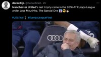 Bagi MU, kekalahan ini menambah panjang puasa gelarnya. Terakhir, MU di era Jose Mourinho yang bisa mengangkat trofi, di mana manajer asal Portugal itu bisa membawa Paul Pogba dkk juara Liga Europa. (Foto: Twitter @decardinell)
