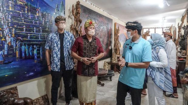 Menparekraf Sandiaga Uno dalam kunjungannya ke Desa Mas, Ubud, Bali.