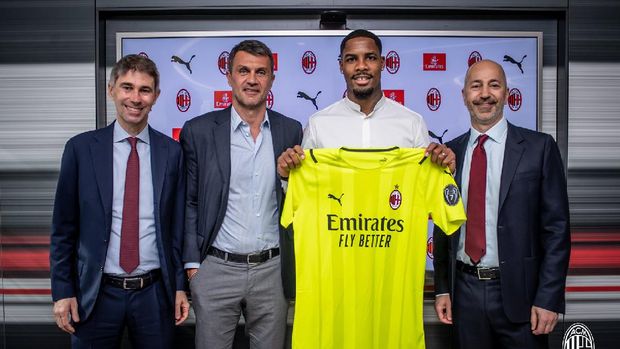 Peresmian Mike Maignan sebagai kiper AC Milan.