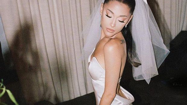 Arianna Grande dan Dalton Gomez telah resmi menikah. Berikut adalah momen pernikahan mereka!