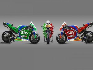 Balapan di Kampungnya, Motor Adik Valentino Rossi Dihias Bendera Italia