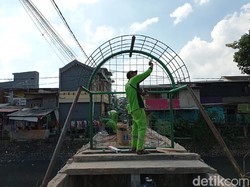 Pembangunan Jembatan Kota Paris Berlanjut, Pagar Besi Dipasang