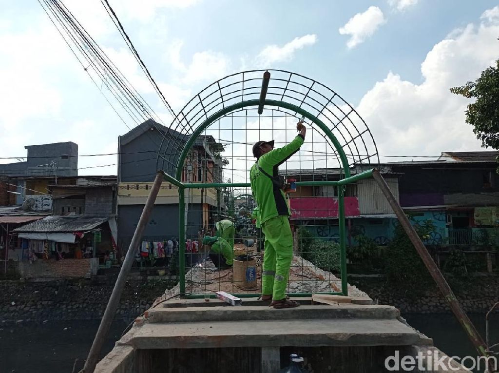 Pekerjaan Fisik Selesai, Taman di Jembatan Kota Paris Tinggal Tanam Bunga Pekerjaan Fisik Selesai, Taman di Jembatan Kota Paris Tinggal Tanam Bunga