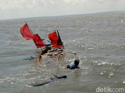 Gelombang Tinggi Efek Gerhana Bulan Tenggelamkan 2 Perahu Nelayan di Surabaya