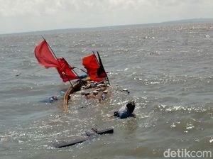 Gelombang Tinggi Efek Gerhana Bulan Tenggelamkan 2 Perahu Nelayan di Surabaya Gelombang Tinggi Efek Gerhana Bulan Tenggelamkan 2 Perahu Nelayan di Surabaya