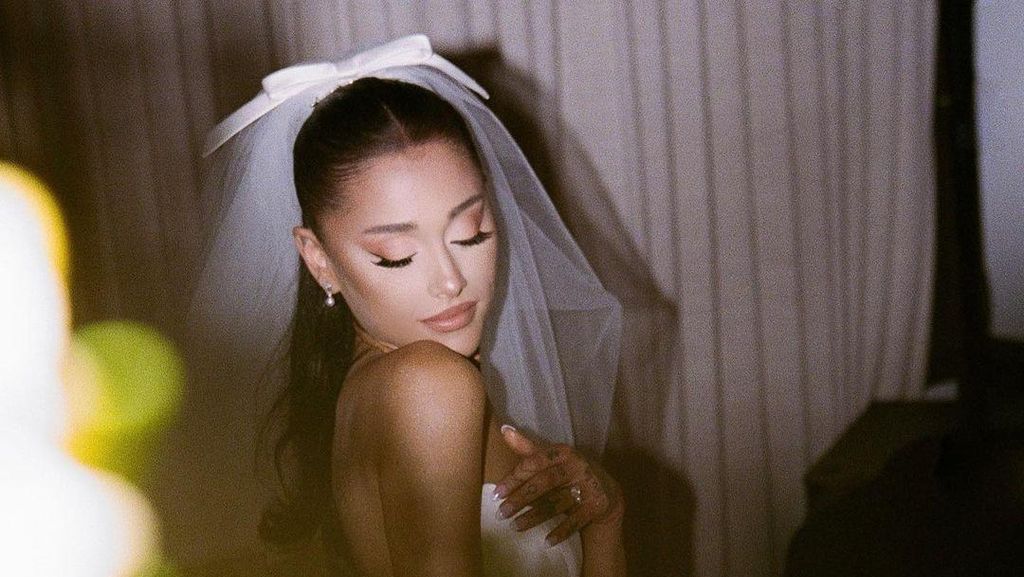 8 Foto Ariana Grande Pakai Gaun Pengantin Vera Wang di Hari Pernikahan