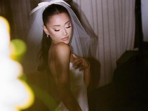 8 Foto Ariana Grande Pakai Gaun Pengantin Vera Wang di Hari Pernikahan 8 Foto Ariana Grande Pakai Gaun Pengantin Vera Wang di Hari Pernikahan