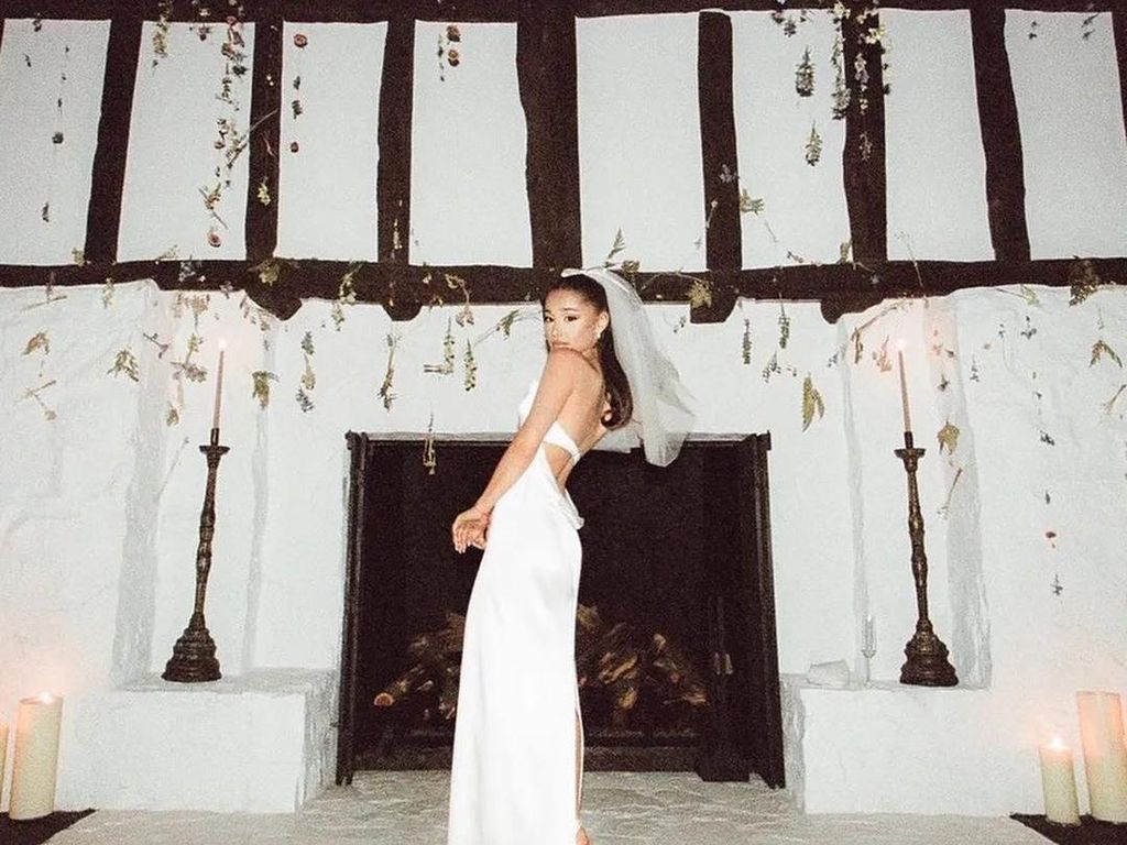 Ariana Grande Unggah Foto Pernikahannya dengan Dalton Gomez