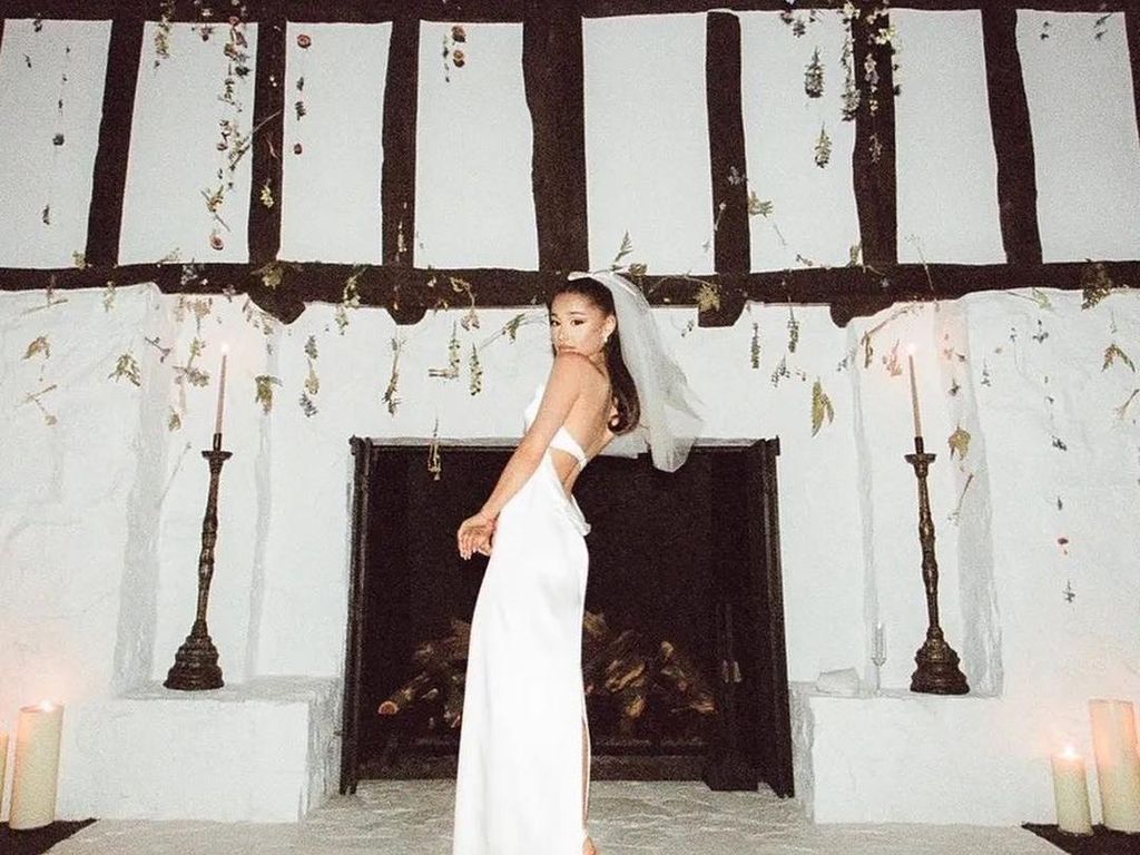 Ariana Grande Unggah Foto Pernikahannya dengan Dalton Gomez Ariana Grande Unggah Foto Pernikahannya dengan Dalton Gomez