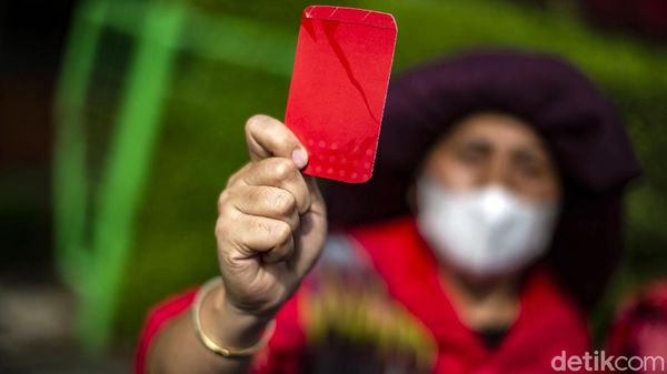 Prittt! Emak-emak Ini Acungkan Kartu Merah untuk KLHK