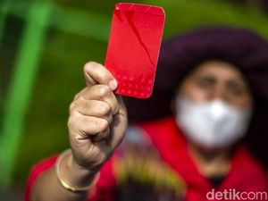 Prittt! Emak-emak Ini Acungkan Kartu Merah untuk KLHK