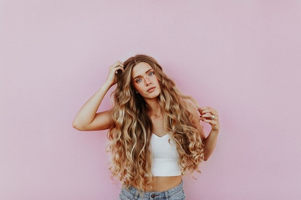 Rambut bervolume / unsplash.com (averie woodard) Dry shampoo bisa memberikan volume pada rambut