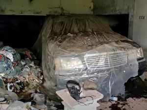 Heboh Mercedes-Benz di Rumah Mewah Terbengkalai, Ini Lokasinya! Heboh Mercedes-Benz di Rumah Mewah Terbengkalai, Ini Lokasinya!