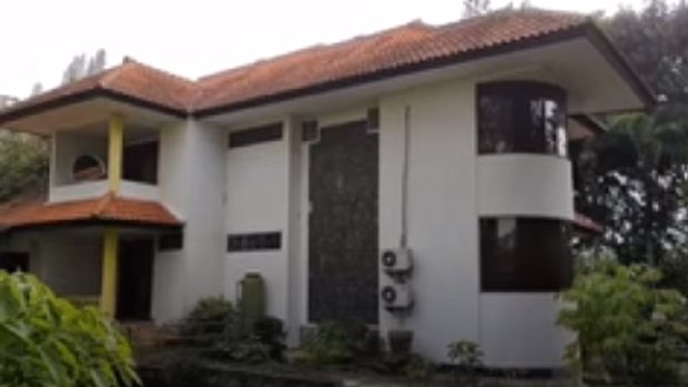 Rumah Mewah dan Mobil Terbengkalai di Bandung