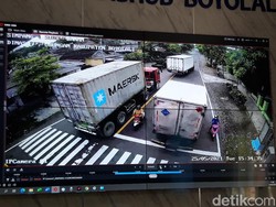 Ngeri! Pemotor Emak-emak Nyaris Terhimpit 2 Truk Terekam CCTV