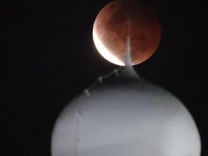 Penampakan Super Blood Moon di Berbagai Penjuru Dunia