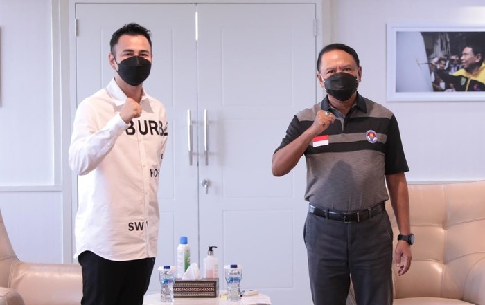 Menteri Pemuda dan Olahraga Indonesia (Menpora) Zainudin Amali menerima kunjungan dari Pemilik RANS Cilegon FC Raffi Ahmad di Kantor Kemenpora, Senayan. Keduanya berdiskusi mengenai pengembangan sepakbola nasional hingga komersialisasi Liga 3.