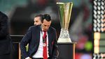 Foto: Cup! Unai Emery Kembali Cium Mesra Trofi Liga Europa