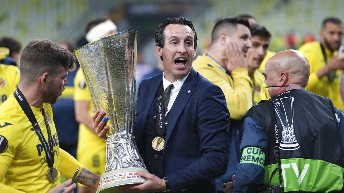 Pelatih Villarreal, Unai Emery, mengangkat trofi juara Liga Europa. (Foto: Michael Sohn/AP)