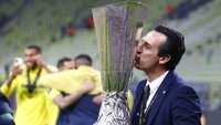 Kini sudah empat kali Emery bersanding dengan trofi itu. (Foto: AP/Kacper Pempel)