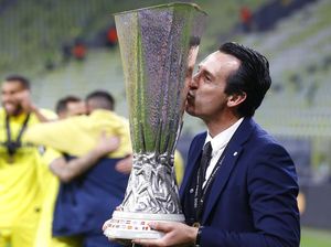 Foto: Cup! Unai Emery Kembali Cium Mesra Trofi Liga Europa Foto: Cup! Unai Emery Kembali Cium Mesra Trofi Liga Europa
