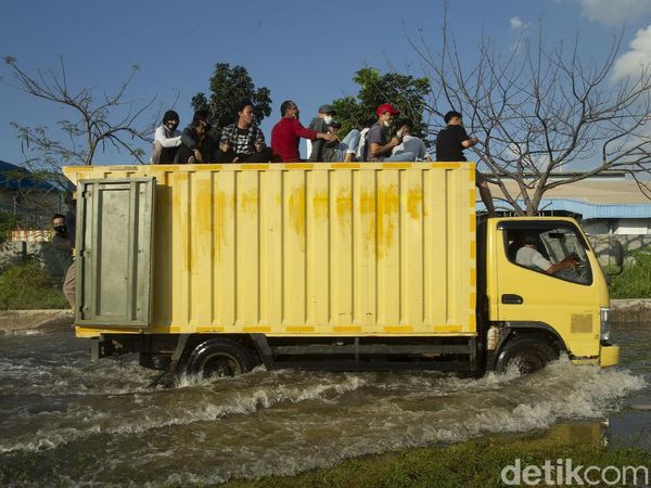 Foto: Kawasan Muara Baru Juga Banjir Rob Usai Gerhana Bulan