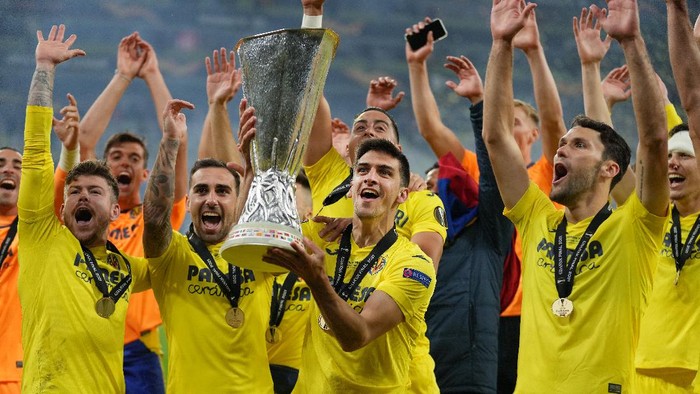 GDANSK, POLAND - MAY 26: Gerard Moreno of Villarreal CF celebrates with the UEFA Europa League Trophy following the UEFA Europa League Final between Villarreal CF and Manchester United at Gdansk Arena on May 26, 2021 in Gdansk, Poland. (Photo by Michael Sohn - Pool/Getty Images)
