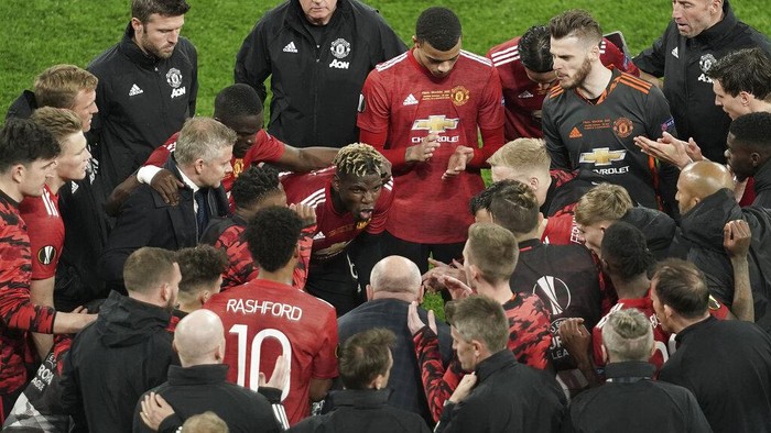 Paul Pogba, center, speaks to teammates as Manchester United players prepare for extra time during the Europa League final soccer match between Manchester United and Villarreal in Gdansk, Poland, Wednesday May 26, 2021. (Aleksandra Szmigiel, Pool via AP)