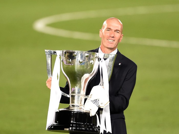 MADRID, SPAIN - JULY 16: Real Madrid head coach Zinedine Zidane poses with the La Liga trophy after Madrid secure the La Liga title during the Liga match between Real Madrid CF and Villarreal CF at Estadio Alfredo Di Stefano on July 16, 2020 in Madrid, Spain. (Photo by Denis Doyle/Getty Images)