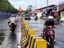 Banjir Rob Kembali Rendam Jalan Kalimas Surabaya, Sejumlah Motor Mogok