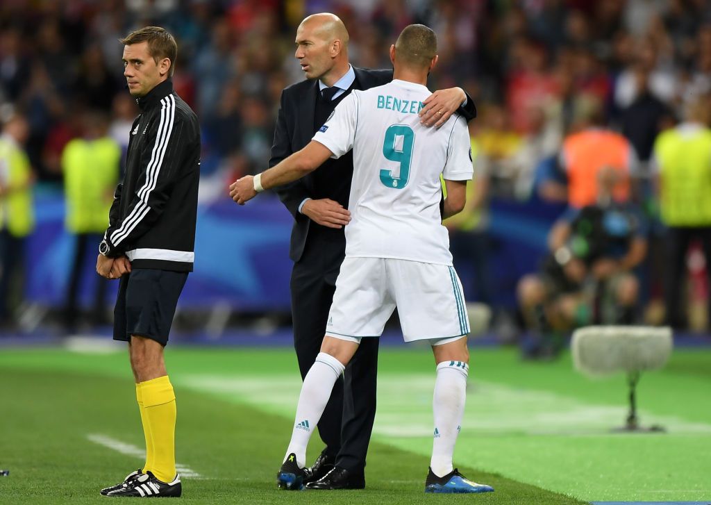 KIEV, UKRAINE - MAY 26: Karim Benzema of Real Madrid and Zinedine Zidane, Manager of Real Madrid embrace as he is subbed during the UEFA Champions League Final between Real Madrid and Liverpool at NSC Olimpiyskiy Stadium on May 26, 2018 in Kiev, Ukraine.  (Photo by Shaun Botterill/Getty Images)