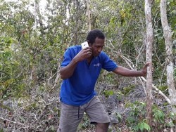 Di Papua, Teleponan pun Harus Mendaki Bukit